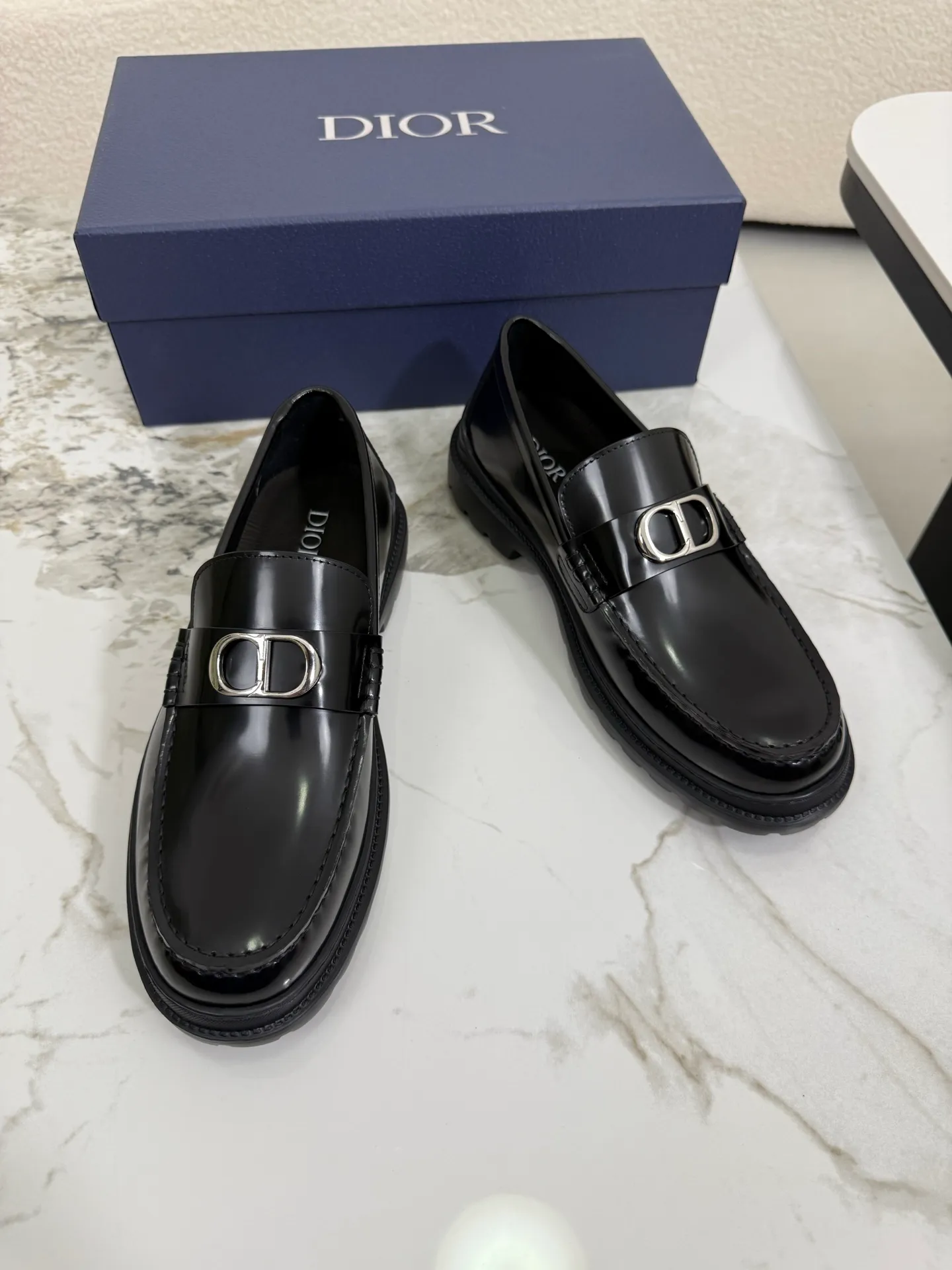 [ DIOR ] Top P: 820💰 ▪️Size: 39-44 (customized for 38.45) Top male leather shoes DIOR Dior combines high-quality materials and exquisite details. The imported cowhide leather upper is embellished with Gancio buckles, showing a luxurious style. Imported cattle. TP sole is light and flexible in texture